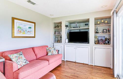 Walk to Beach Galveston Home with Patio and Balcony! - Foto 4