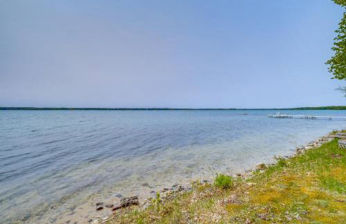 Waterfront Torch Lake Cottage with Dock and Fire Pit! - Foto 27