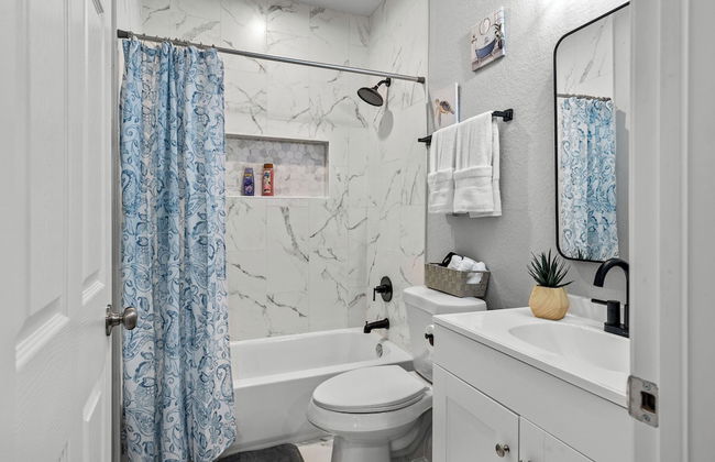 Retreat to a Brand-new Downtown Home 4br/3ba! - Photo 19