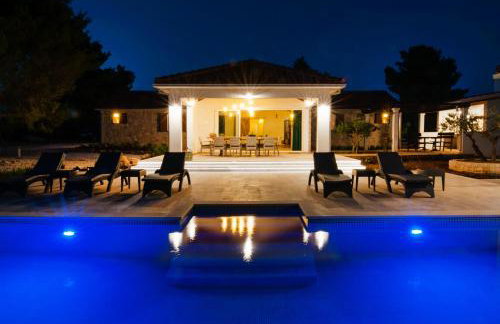 Luxury Villa Nature with heated private pool, sauna & fire pit, a short walk to the beach - Photo 30
