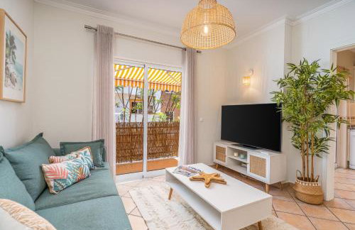 Bright Flat w/ Terrace & Pools by HostWise - Foto 17