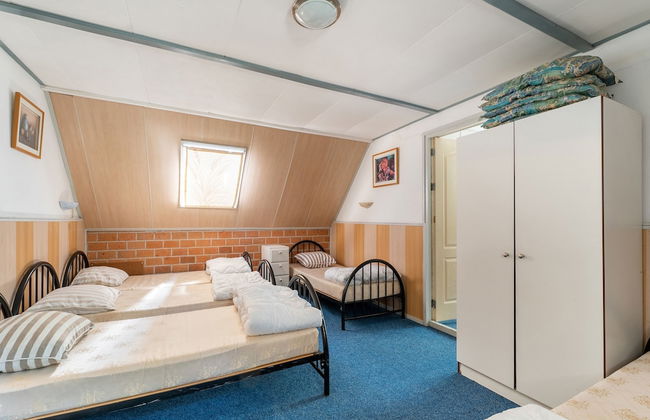 Group Home in Giethoorn With Waterside Terrace - Photo 10