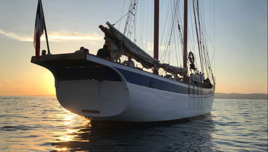 Naviguer au coucher de soleil sur la côte de Marsella