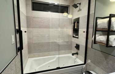 Modern Peaceful Nordic Cabin Near Lake with Pickleball-Basketball Court - Foto 24