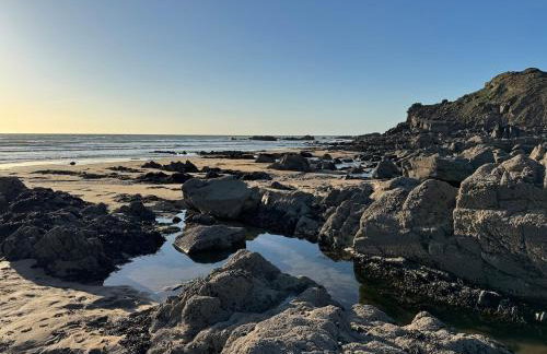 Coastal retreat with hot tub and panoramic views - Foto 35