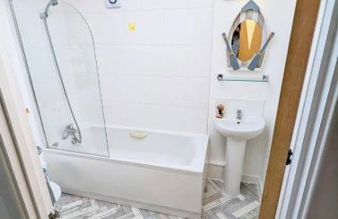 Barry Island Beachfront Apartment - Stunning Bay Views and Private Parking - Foto 13