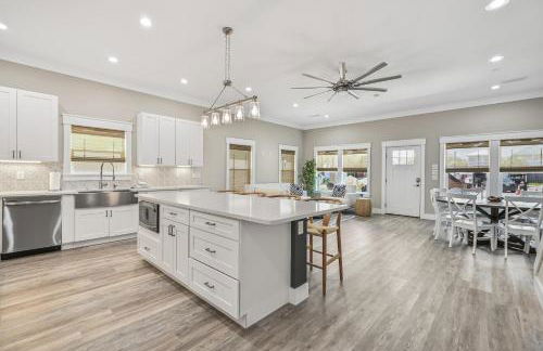 Beach Haven - Brand New Home - Private Pool- Just 300 Feet From The Beach! - Foto 14