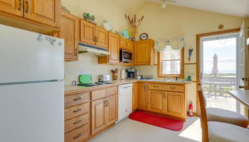 Deck with Water View Coastal Escape Near P-Town! - Foto 5