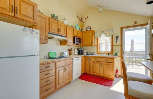 Deck with Water View Coastal Escape Near P-Town! - Foto 5