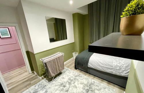 AdeamStays provides Beautiful centrally located 1 and 2 bed apartments on Liverpools Boulevard - Foto 23
