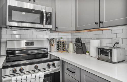 Stylish Phoenix Suite by Zenia Stays - Central & Cozy Escape - Foto 25