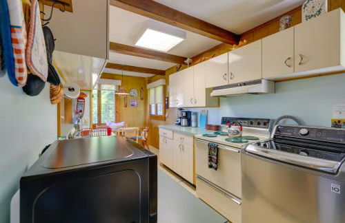 Deck with Water View Coastal Escape Near P-Town! - Foto 13