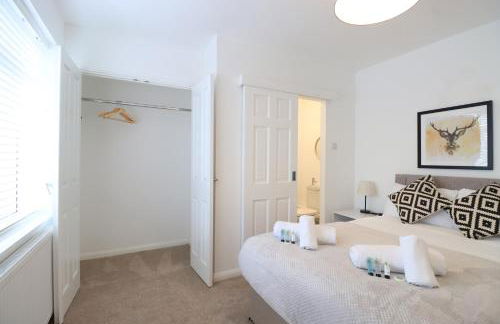 Detached Bungalow - Sleeps 8 - Free Parking, Fast Wifi, Smart TV and Garden by Yoko Property - Photo 9