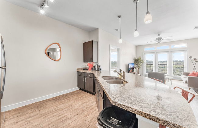 Airy Soco 2BR King Suite w Gympickleballlaundry - Foto 12