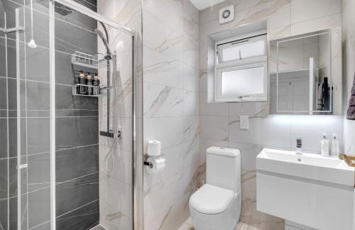 4 Bed House-Garden-Parking-15 min Elizabeth Line - Foto 15