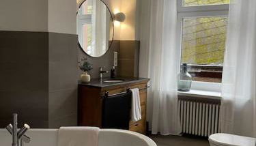 BG Living & Hosting - Exklusive Jugendstilwohnung an der Mosel in Ürzig - 2 Schlafzimmer, bis 4 Personen, Fahrradkeller, Waschmaschine & Trockner - Foto 2