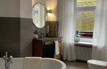 BG Living & Hosting - Exklusive Jugendstilwohnung an der Mosel in Ürzig - 2 Schlafzimmer, bis 4 Personen, Fahrradkeller, Waschmaschine & Trockner - Foto 2