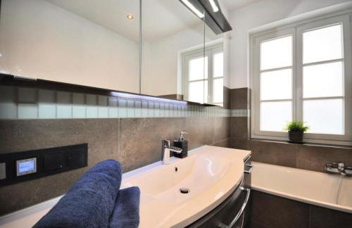 Zentral, am Park mit Parkplatz - Foto 8