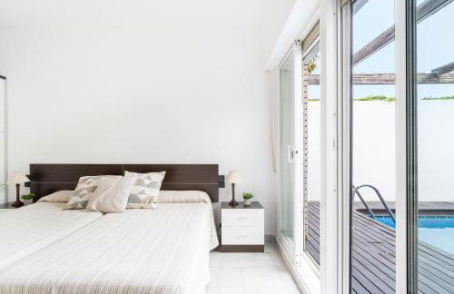 "Charm & Cozy 4BR - 3BA with Pool & Barbecue" - Photo 12