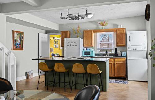 Cozy Downtown Stay w Private Backyard & Parking - Foto 14