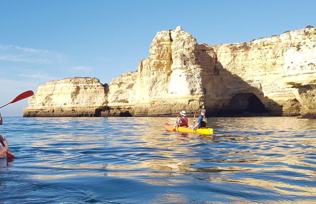 Tour delle grotte delle spiagge di La Marina e Albandeira in kayak - Foto 1