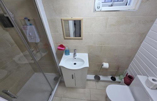 Spacious 3-Bedroom Apartment Near Stratford, 1 Minute From Train Station - Foto 10