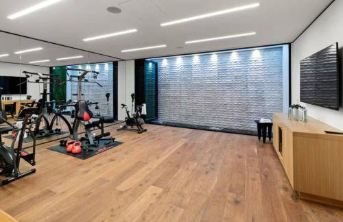 Luxurious 5BR Villa in BH with Pool, Theater, and Views - Foto 35