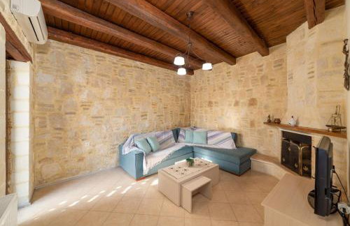 3-Min Drive to Kalyves Beach, Stone Home with Private Pool in Armenoi Center - Foto 16