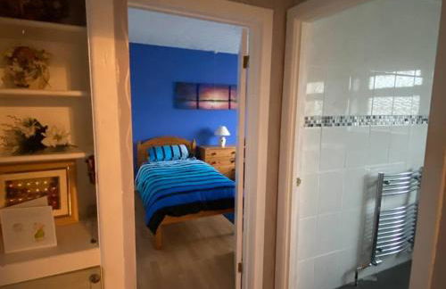 Quiet Secluded two Bedroom Bungalow With Parking - Photo 39