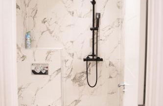 Modern Entire Unit 3BR, 3BA, balcony, 86inch TV - 15mins to city - Foto 23