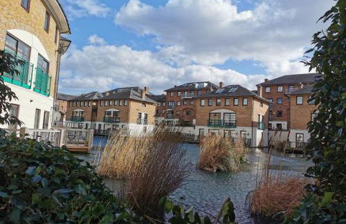 Riverside 1BR with Easy Transport 20min to City Centre - Photo 49