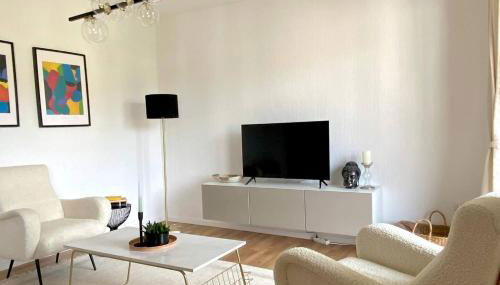 Top location • Family-friendly • Parking • Netflix - Photo 2