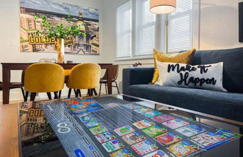 Step into School Spirit at the Golden Dome Getaway - Foto 38