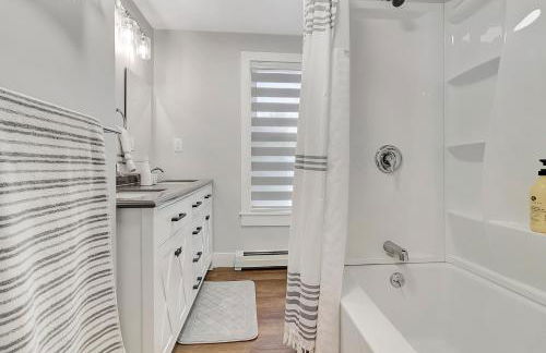 Spacious Central 4BR, Ski & Bike - Photo 34