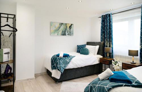 Located in the peaceful NG8 Wollaton , Perfect for Business Trips & Family Holidays or working proffesionals-long term deals, M1 Nearby , Free Parking , Private Garden , 500Mb Wi-Fi , Netflix - Foto 37