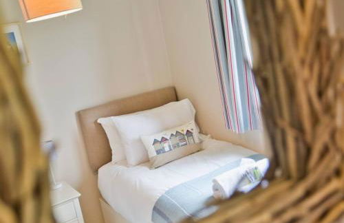 Beautiful Seaside Holiday Home - Photo 25