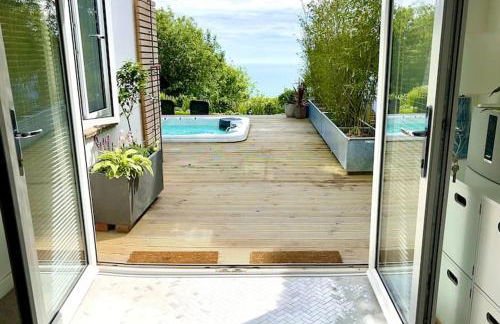 Relaxing private entrance ensuite room with stunning sea view and swimspa - Photo 14