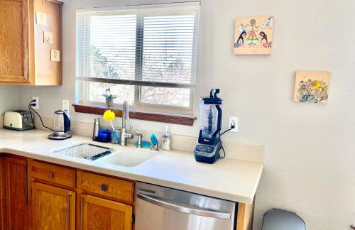 Artsy Home close to USAFA with Fireplace and Patio - Foto 10