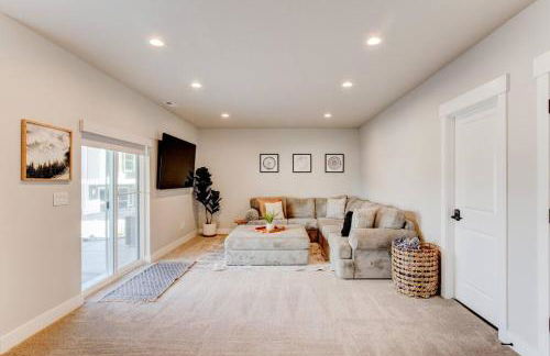 Midway to Heaven! BRAND NEW 5 bed 4.5 bath, HOTTUB - Photo 3