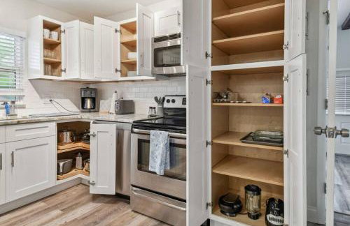 Family Friendly Beach Escape - Modern Retreat near Beaches - Sleeps 6 - Fast WiFi - Foto 8