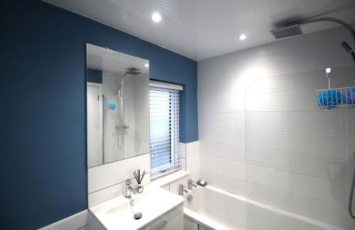 3 Bedroom House - Parking - Wifi - Fully Refurbished Throughout - New Kitchen & Bathroom - Foto 7