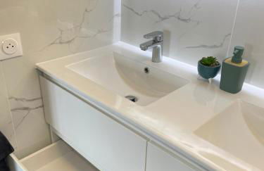 PARIS PANTIN Magnifique Appartement 4 pièces de 108m2 avec 2 PARKING intérieur - très cosy pour 1 à 12 personnes - Entièrement refait à neuf ENTIRE APARTMENT LUXURIOUS AND WARM - PANTIN PARIS 19 ème FREE WIFI GRATUIT - Foto 46