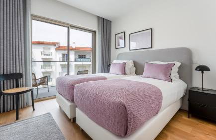 Modern 2BR w Rooftop Pool & Parking by LovelyStay - Foto 5
