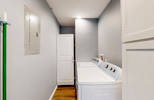 Poolside Bliss! Christian Pass Family Home with Yard - Foto 23