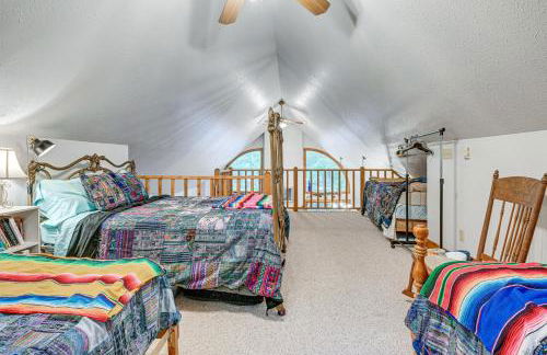 Peaceful White Sand Lake House with Dock and Deck! - Foto 13