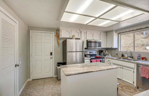 Water Views and Decks Spacious La Grange Retreat - Foto 8