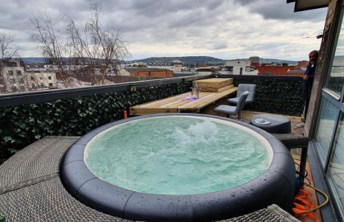 Central Penthouse with Hot Tub & Views 24 Cheltenham - Photo 1