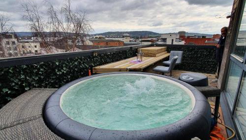 Central Penthouse with Hot Tub & Views 24 Cheltenham - Foto 1