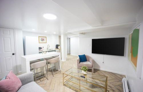 Retro 2 bedroom basement APT with free parking - Foto 1