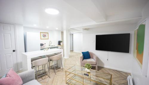 Retro 2 bedroom basement APT with free street parking - Foto 1
